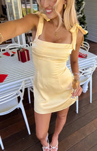 Load image into Gallery viewer, Chic Sheath Spaghetti Straps Yellow Short Homecoming Dress with Bowknot