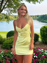Load image into Gallery viewer, Chic Sheath Spaghetti Straps Yellow Short Homecoming Dress with Ruched