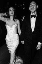 Load image into Gallery viewer, Hot Mermaid Sweetheart White Long Wedding Dress with Ruched