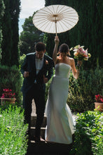Load image into Gallery viewer, Simple Mermaid Strapless White Long Wedding Dress with Button Up