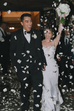 Load image into Gallery viewer, Elegant Mermaid Sweetheart White Wedding Dress with Appliques