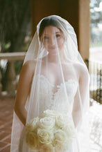 Load image into Gallery viewer, Elegant Mermaid Sweetheart White Wedding Dress with Appliques