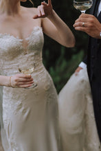 Load image into Gallery viewer, Elegant Mermaid Sweetheart White Wedding Dress with Appliques