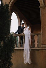 Load image into Gallery viewer, Elegant Mermaid Sweetheart White Wedding Dress with Appliques