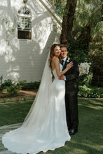 Load image into Gallery viewer, Beautiful Mermaid Strapless White Wedding Dress with Button Up