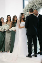 Load image into Gallery viewer, Elegant Mermaid Strapless White Long Wedding Dress with Button Up