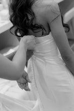 Load image into Gallery viewer, Stunning Mermaid Strapless White Satin Long Wedding Dress with Sweep Train