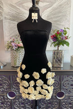Load image into Gallery viewer, Black Bodycon Strapless Short Tight Homecoming Dress With 3D Flowers