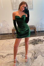 Load image into Gallery viewer, Dark Green Bodycon Sweetheart Short Velvet Homecoming Dress with Pleating