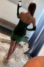 Load image into Gallery viewer, Dark Green Bodycon Sweetheart Short Velvet Homecoming Dress with Pleating