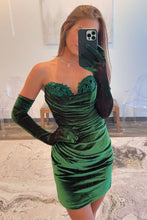 Load image into Gallery viewer, Dark Green Bodycon Sweetheart Short Velvet Homecoming Dress with Pleating