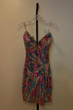 Load image into Gallery viewer, Vivid and Extraordinary Sheath Strapless Sequins Short Homecoming Dress