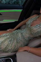 Load image into Gallery viewer, Luxurious Mermaid Halter Neck Green Long Prom Dress with Appliques Split Front