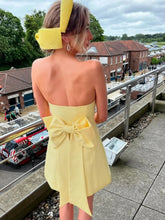 Load image into Gallery viewer, Pretty Sheath Strapless Yellow Satin Short Homecoming Dress with Bowknot
