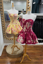 Load image into Gallery viewer, Pretty A Line Sweetheart Yellow Printed Corset Homecoming Dress with Bowknot