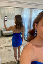 Load image into Gallery viewer, Modern Sheath Sweetheart Red Satin Short Homecoming Dress with Keyhole