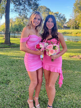 Load image into Gallery viewer, Stylish Sheath Off the Shoulder Pink Short Homecoming Dress with Ruched