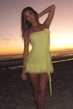 Load image into Gallery viewer, Trendy Sheath Strapless Yellow Short Homecoming Dress with 3D Flowers