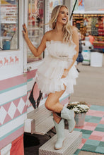 Load image into Gallery viewer, Hot Selling A Line Strapless Short Tulle Homecoming Dress