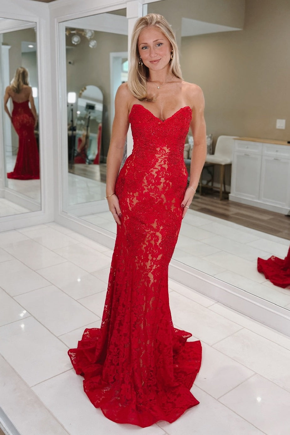 Charming Mermaid Sweetheart Red Lace Long Prom Dress with Train
