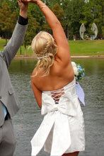 Load image into Gallery viewer, Stunning Sheath Strapless White Short Homecoming Dress with Bowknot