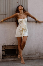 Load image into Gallery viewer, Chic Sheath Strapless Ivory Short Homecoming Dress with Ruched
