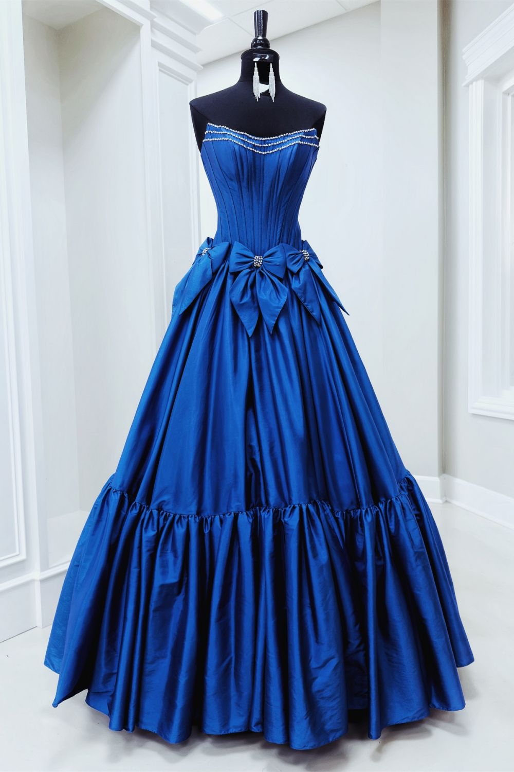 Luxe Satin A-Line Strapless Sleeveless Tie Back Midi Length For Adults Prom Dress main image 0