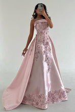 Load image into Gallery viewer, Elegant Pink A-Line Strapless Satin Party Dress with Appliques and Court Train
