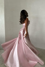 Load image into Gallery viewer, Elegant Pink A-Line Strapless Satin Party Dress with Appliques and Court Train
