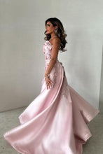 Load image into Gallery viewer, Elegant Pink A-Line Strapless Satin Party Dress with Appliques and Court Train
