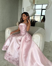Load image into Gallery viewer, Elegant Pink A-Line Strapless Satin Party Dress with Appliques and Court Train
