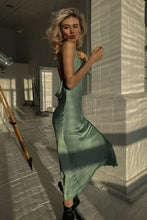 Load image into Gallery viewer, Hot Sheath Spaghetti Straps Green Long Prom Dress with Criss Cross Back