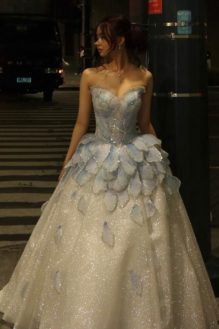 Luxurious A Line Sweetheart Light Blue Long Prom Dress with Beading