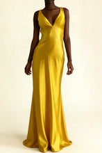 Load image into Gallery viewer, Simple Mermaid V Neck Green Long Prom Dress with Open Back