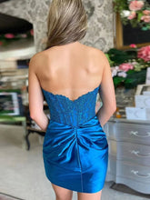 Load image into Gallery viewer, Stunning Fuchsia Bodycon Sweetheart Lace Top Short Satin Homecoming Dress
