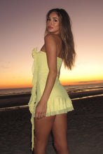 Load image into Gallery viewer, Trendy Sheath Strapless Yellow Short Homecoming Dress with 3D Flowers
