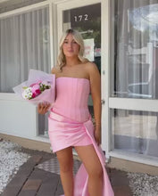 Load and play video in Gallery viewer, Elegant Sheath Strapless Pink Corset Homecoming Dress with Ruched