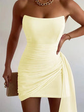 Load image into Gallery viewer, Attractive Sheath Strapless Yellow Short Homecoming Dress with Ruched

