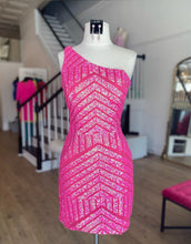 Load image into Gallery viewer, Sexy One-Shoulder Sequins Mesh Sleeveless Short Homecoming Dress
