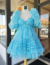 Load image into Gallery viewer, Charming A-Line Puff Sleeves Short Tulle Homecoming Dress
