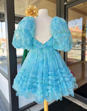 Load image into Gallery viewer, Charming A-Line Puff Sleeves Short Tulle Homecoming Dress
